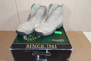 lot 104 image: Cabelas Snow Runner Zipper Boots -Womens Size 8