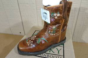 lot 107 image: Smoky Mountain Floral Boots -Kids Size 9