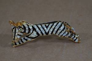 lot 198 image: Ornate Gold Tone Zebra Shoulder Brooch