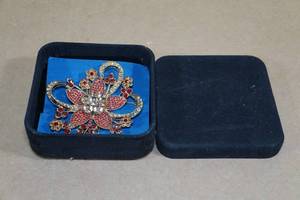 lot 199 image: Large Avon Red Stone Floral Brooch