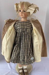 lot 902 image: WPM Waltershauser Hildegard Gunzel and Carinai Doll