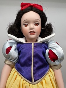 lot 915 image: Lawtons Snow White