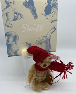 lot 919 image: Steiff Ornament Bear # 681424