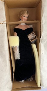 lot 928 image: Ashton Drake Diana Princess of Wales Doll