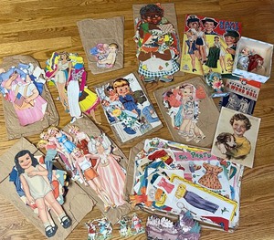 lot 1113 image: Vintage Ephemera Suitcase with Paper Dolls