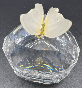 lot 1239 image: Crystal Trinket Box with Butterfly Figurine on Top