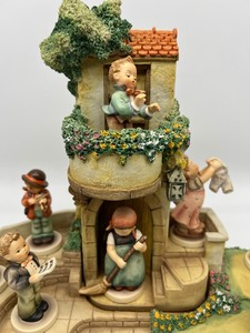 lot 1208 image: 1991 Vintage Goebel Torhaus Garden Figurine