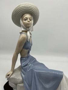lot 1207 image: NAO Collection by LLadro Sun Tan Figurine