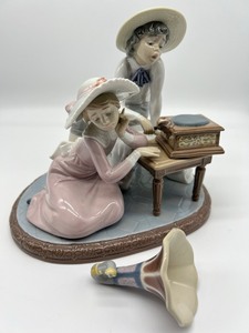lot 1205 image: Lladro Music Time #5430