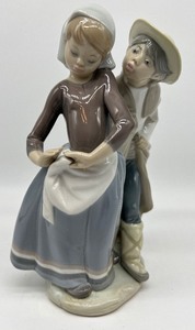 lot 1200 image: Lladro Little Couple Kissing Collectible Figurine