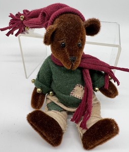 lot 1070 image: Mohair Miniature Bears and Pillow