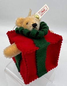 lot 956A image: Steiff Ornament Bear in Gift Box #665882