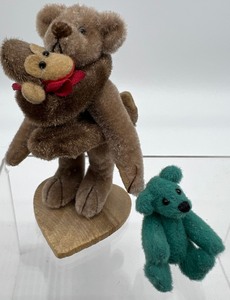 lot 1027 image: Miniature Artisan Bears