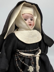 lot 1031 image: Antique Bisque Nun Doll
