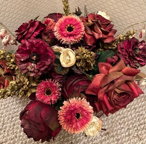 lot 1130 image: Beautiful Floral Arrangement in Hues of Red