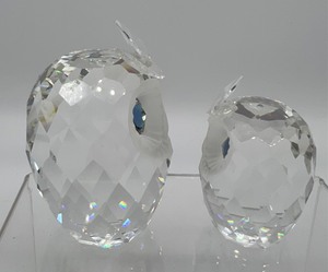 lot 1242 image: Two Swarovski Crystal Owl Figurines