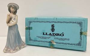 Vintage LLadro #5645 Elizabeth 8