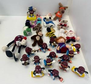 Group Of Vintage Finger Puppets And Raisin Figures