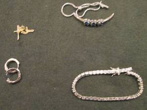4 Jewelry Pieces in need of repair...