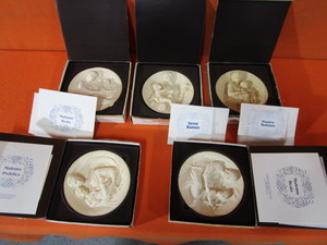 lot 180 image: (5) Ado Santini (Living Madonnas) 8 Limited Edition Collector Plates
