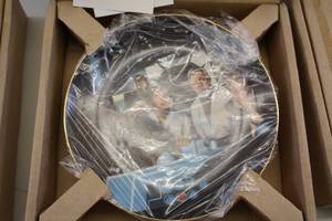 lot 572 image: The Hamilton Collection Limited Edition Eighth Issue Star Trek Crew In Cockpit Collector Plate (New In Box ) with Certificate of Authenticity