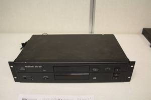 lot 914 image: Tascam CD-301 Rack-Mount CD Player