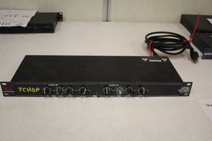 lot 917 image: DBX Professional Products 223XL Rack-Mount 2-wayMono3-Way Crossover