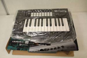 lot 920 image: Novation LaunchKey 25 Keyboard Controller (in box)