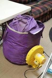 lot 986 image: Childrens Blow-Up Bouncy House with Blower