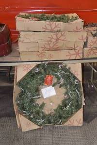 Quantity of 5 Pre-lit 36 Pine Wreaths