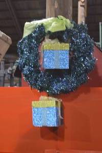 26 Hanging blue sparkle wreath with presents