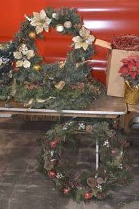 Quantity of 5 32 decorated wreaths