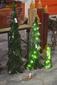 Quantity of 3 plastic forest trees