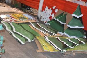 4 top of trees 2 mid of trees 4  of base trees 3 snowflakes 2 candy canes Product 48 x 96 Fome-Cor Background