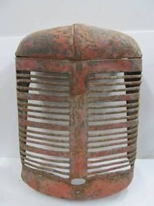 lot 13 image: Large Vintage Tractor Grill