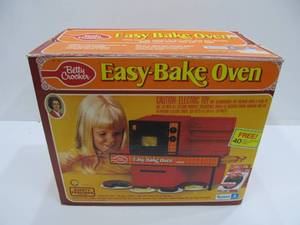 lot 19 image: Nice Vintage Easy Bake Oven wOriginal Box - Green