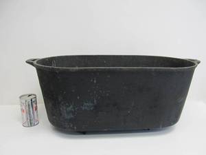 lot 143 image: LARGE Antique 19th Century Heavy Cast Iron Footed Oval Roaster