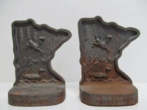 lot 160 image: LARGE Cast Iron Minnesota Bookends Set