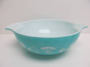 lot 173 image: Vintage PYREX Turquoise Balloon Bowl