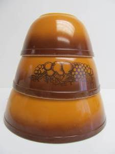 lot 174 image: Set of 3 PYREX Old Orchard Mixing Bowls