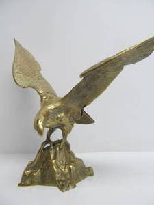 lot 175 image: Large Vintage Brass Eagle Sculpture