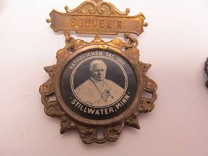 lot 185 image: 3 Antique & Vintage PinsButtons