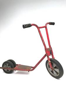 lot 213 image: Vintage 1970s era 3-Wheeled Scooter