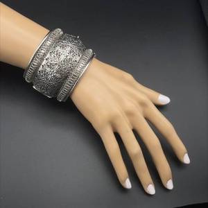 Vintage Influence Filigree Ornate Punctured Floral Hinged Bangle Bracelet in Silver-Tone Metal, Costume Jewelry