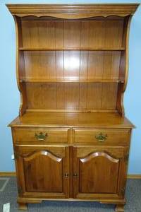 lot 35 image: Vintage Sprague and Carleton Maple Hutch
