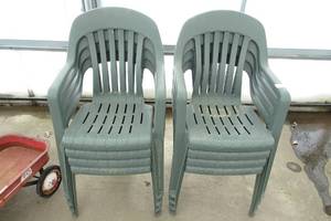 lot 279 image: 8 Plastic Patio Chairs