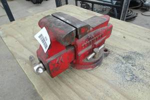 lot 203 image: Craftsman 391-5180 Bench Vise