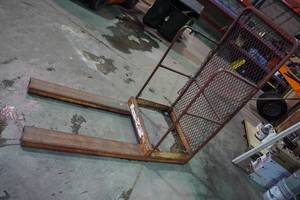 lot 10 image: Hercules KI-163 Stock Picker Forklift Man-Lift Safety Cage