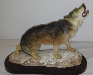 Wolf Howling Statue.