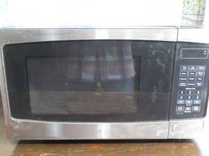 lot 178 image: Insignia - 0.9 Cu. Ft. Compact Microwave - Stainless steel